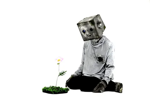 花の前に座り込むTEAR ROBOT