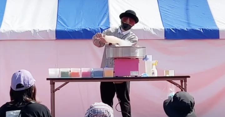 イベントテントでわたあめを作る様子
